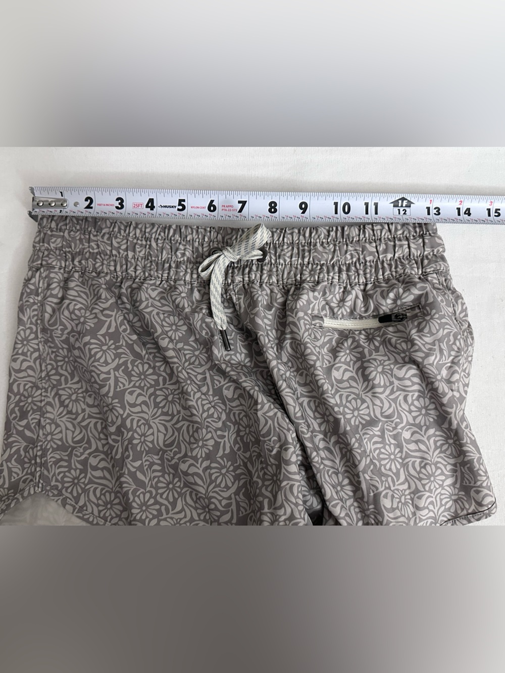 Vuori Clementine Short 2.0 in the Smokey Taupe Iris Floral 2” Inseam Size Small - Picture 5 of 8